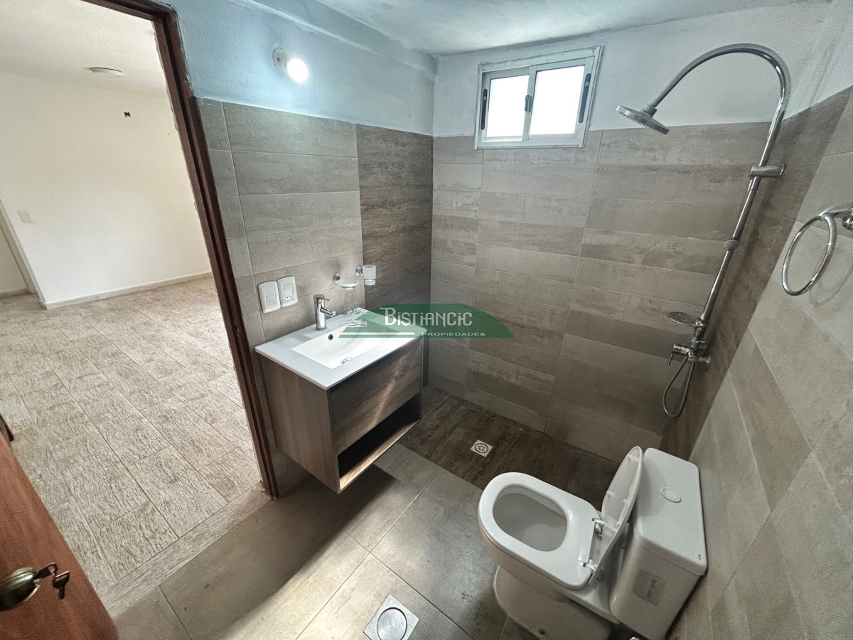 Casa ID.2876 - Casa Centro, nueva, de 2 dormitorios, patio con cochera, PH, posibilidad de 2do piso. Venta US$ 125.000.