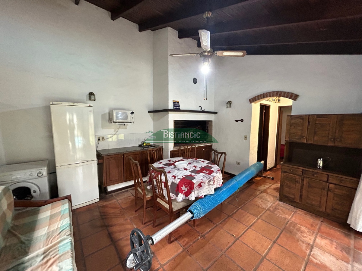 Casa ID.116 - Chalé en Paradas Mansa, 3 dorm 3 baños más depto con baño, garaje, piscina climatizada, barbacoa, etc. Venta US$ 398.000.