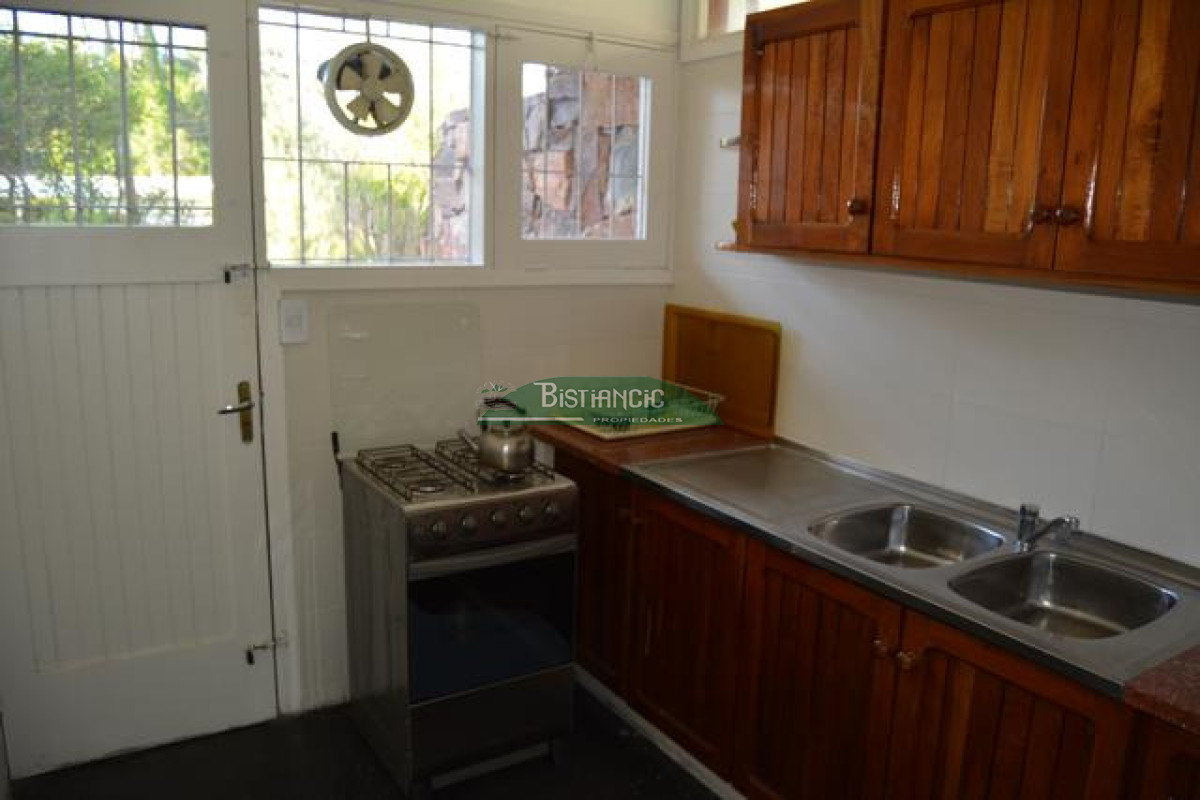 Casa ID.3020 - Pinares Pda 32. a 2 cuadras del mar, Cómoda casa de 3 dormitorios y 2 baños, parrilla y cochera. US$230.000