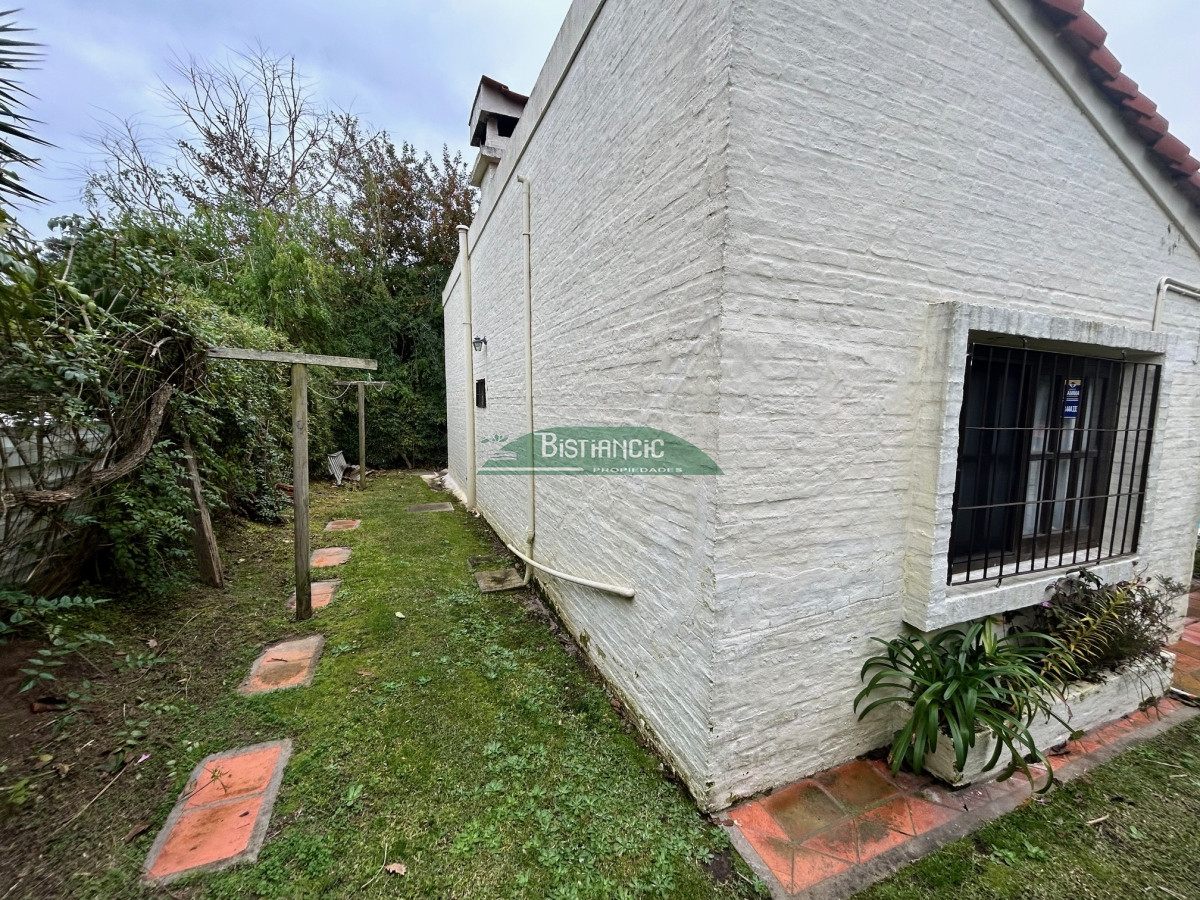 Casa ID.116 - Chalé en Paradas Mansa, 3 dorm 3 baños más depto con baño, garaje, piscina climatizada, barbacoa, etc. Venta US$ 398.000.