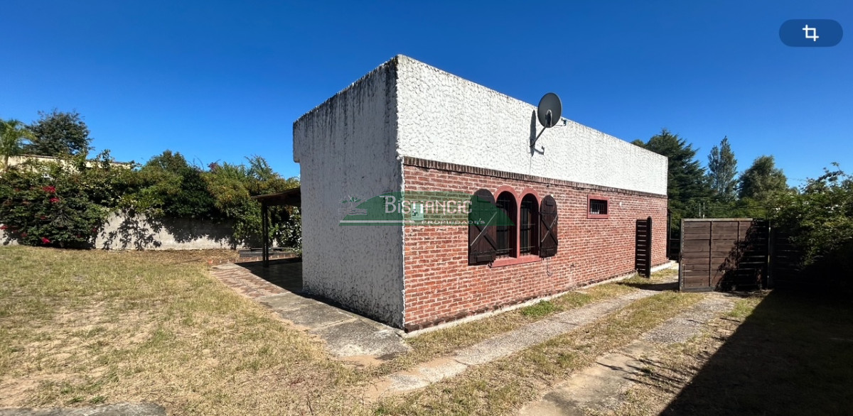 Casa ID.2951 - Chalé en Pinares, construcción tradicional de 2 dorm 2 baños, living com, cocina comedor, 2 cocheras, depto baño. Venta US$ 180.000.