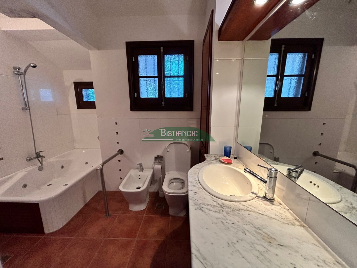 Casa ID.2863 - San Rafael , chalé sólida construcción de Clerc y Guerra, de 3 dorm 2 baños, serv,c baño, garaje, 830 m2 terreno, calef. 