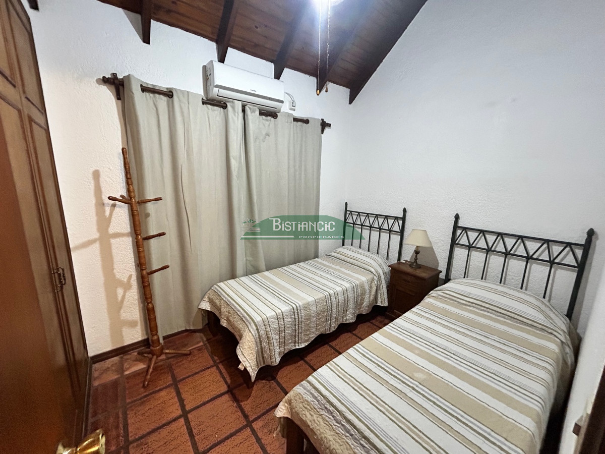 Casa ID.116 - Chalé en Paradas Mansa, 3 dorm 3 baños más depto con baño, garaje, piscina climatizada, barbacoa, etc. Venta US$ 398.000.