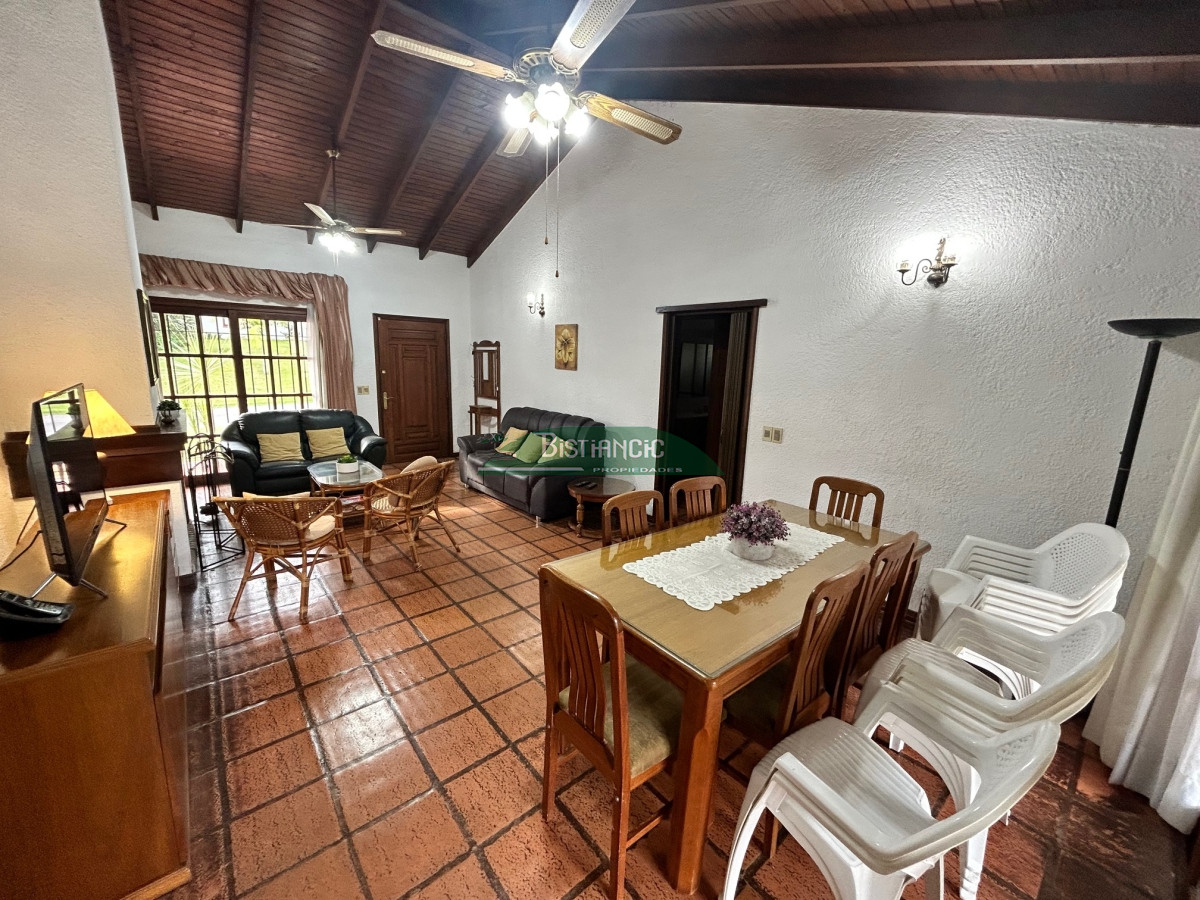 Casa ID.116 - Chalé en Paradas Mansa, 3 dorm 3 baños más depto con baño, garaje, piscina climatizada, barbacoa, etc. Venta US$ 398.000.
