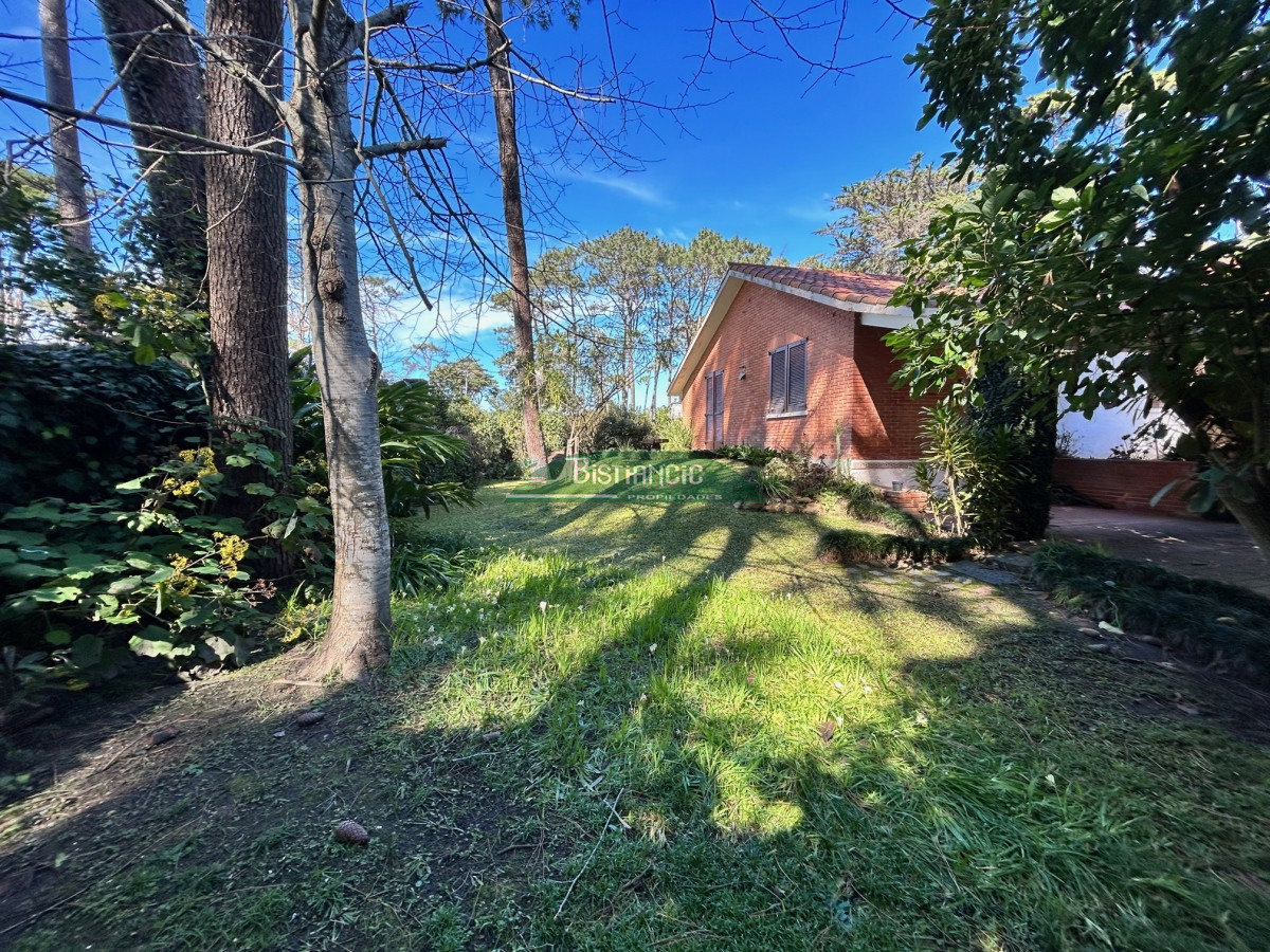 Casa ID.2863 - San Rafael , chalé sólida construcción de Clerc y Guerra, de 3 dorm 2 baños, serv,c baño, garaje, 830 m2 terreno, calef. 