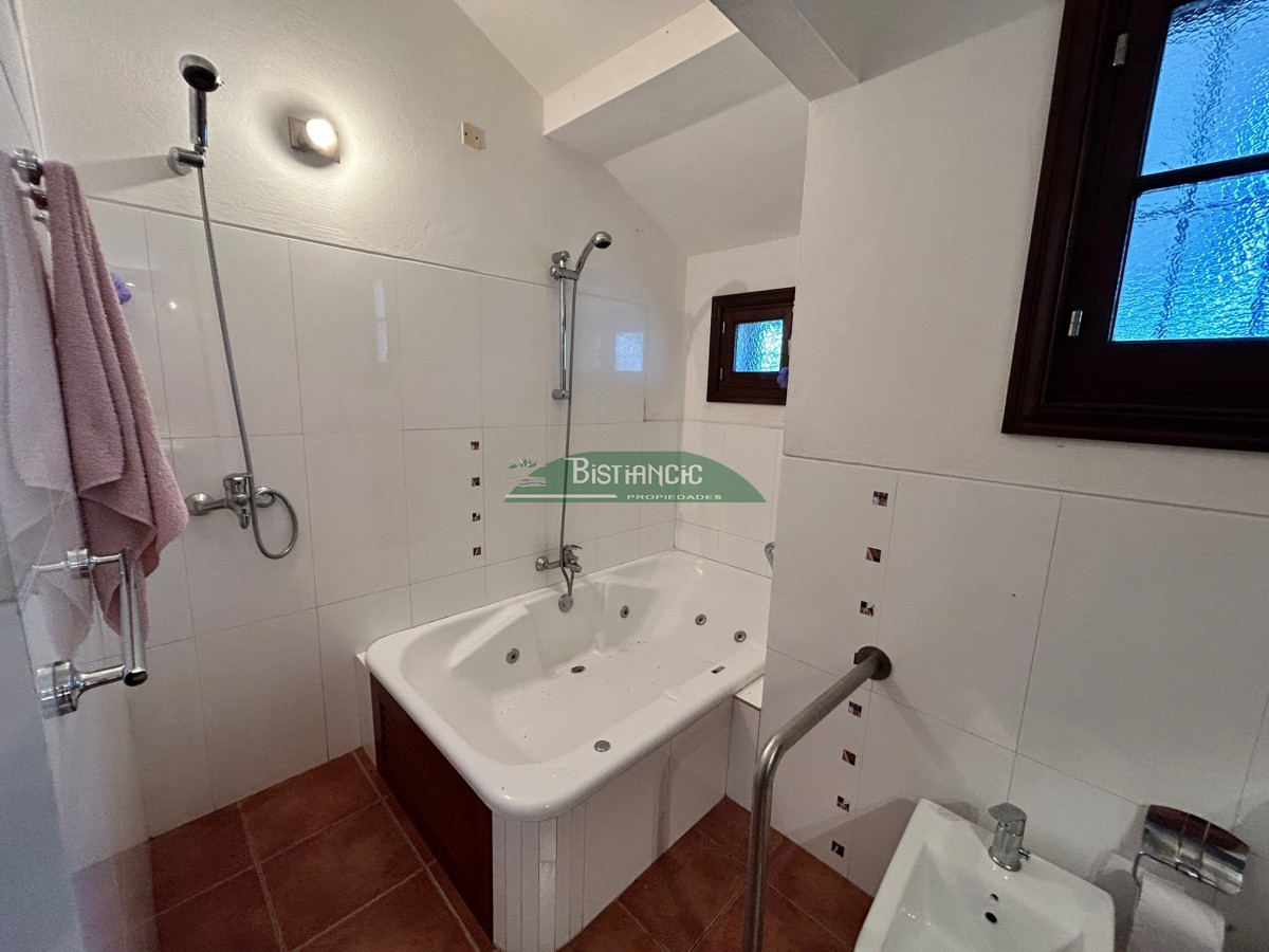 Casa ID.2863 - San Rafael , chalé sólida construcción de Clerc y Guerra, de 3 dorm 2 baños, serv,c baño, garaje, 830 m2 terreno, calef. 