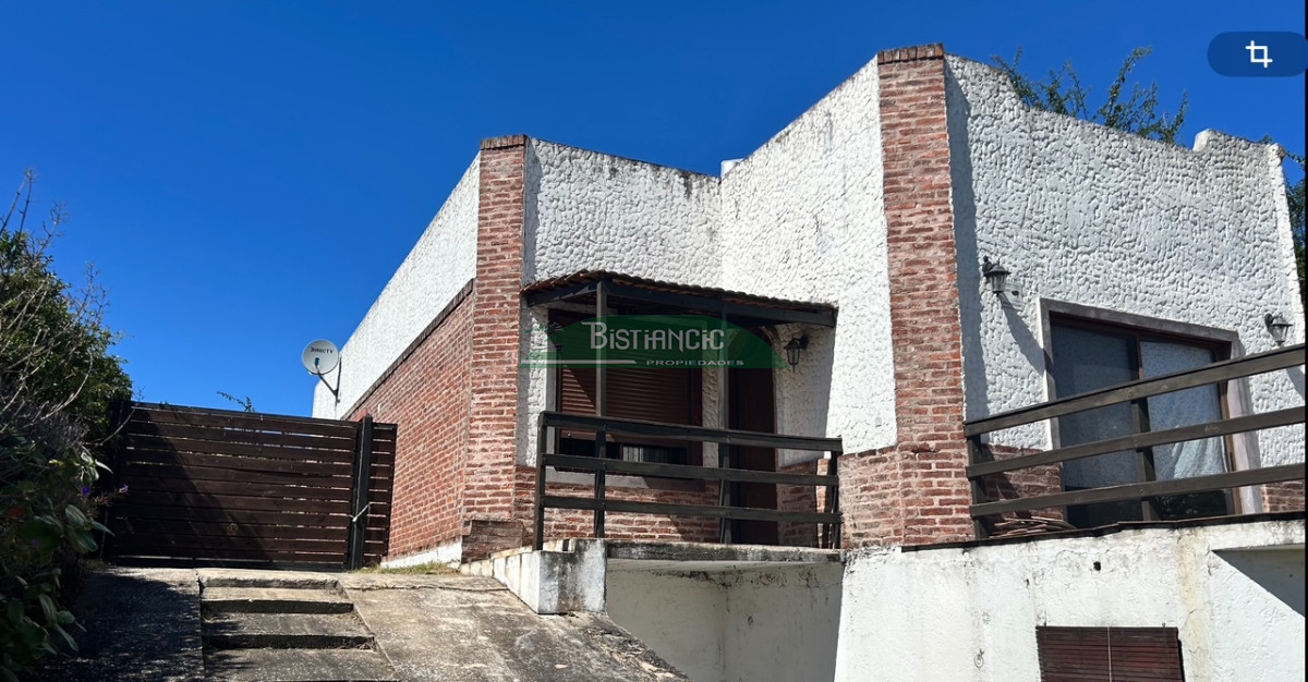 Casa ID.2951 - Chalé en Pinares, construcción tradicional de 2 dorm 2 baños, living com, cocina comedor, 2 cocheras, depto baño. Venta US$ 180.000.