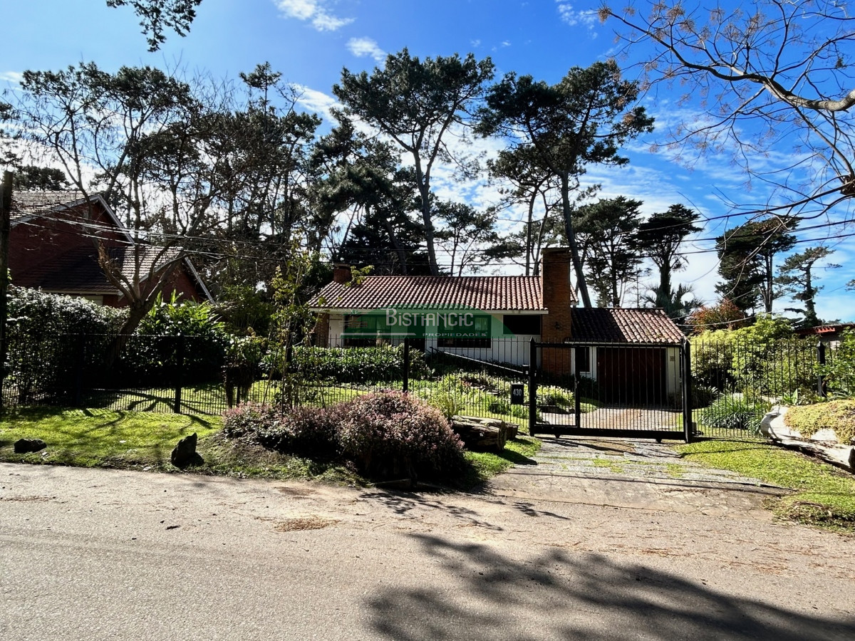 Casa ID.2863 - San Rafael , chalé sólida construcción de Clerc y Guerra, de 3 dorm 2 baños, serv,c baño, garaje, 830 m2 terreno, calef. 