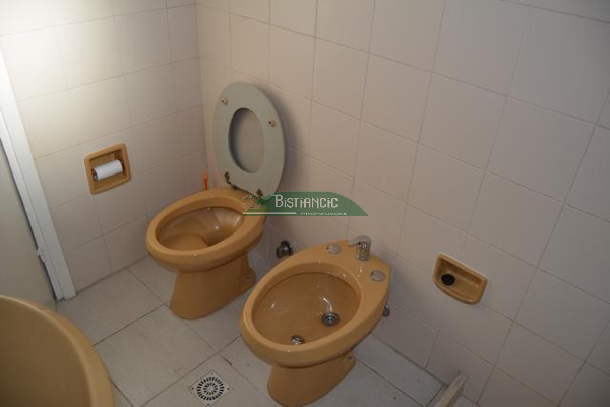Casa ID.3020 - Pinares Pda 32. a 2 cuadras del mar, Cómoda casa de 3 dormitorios y 2 baños, parrilla y cochera. US$230.000