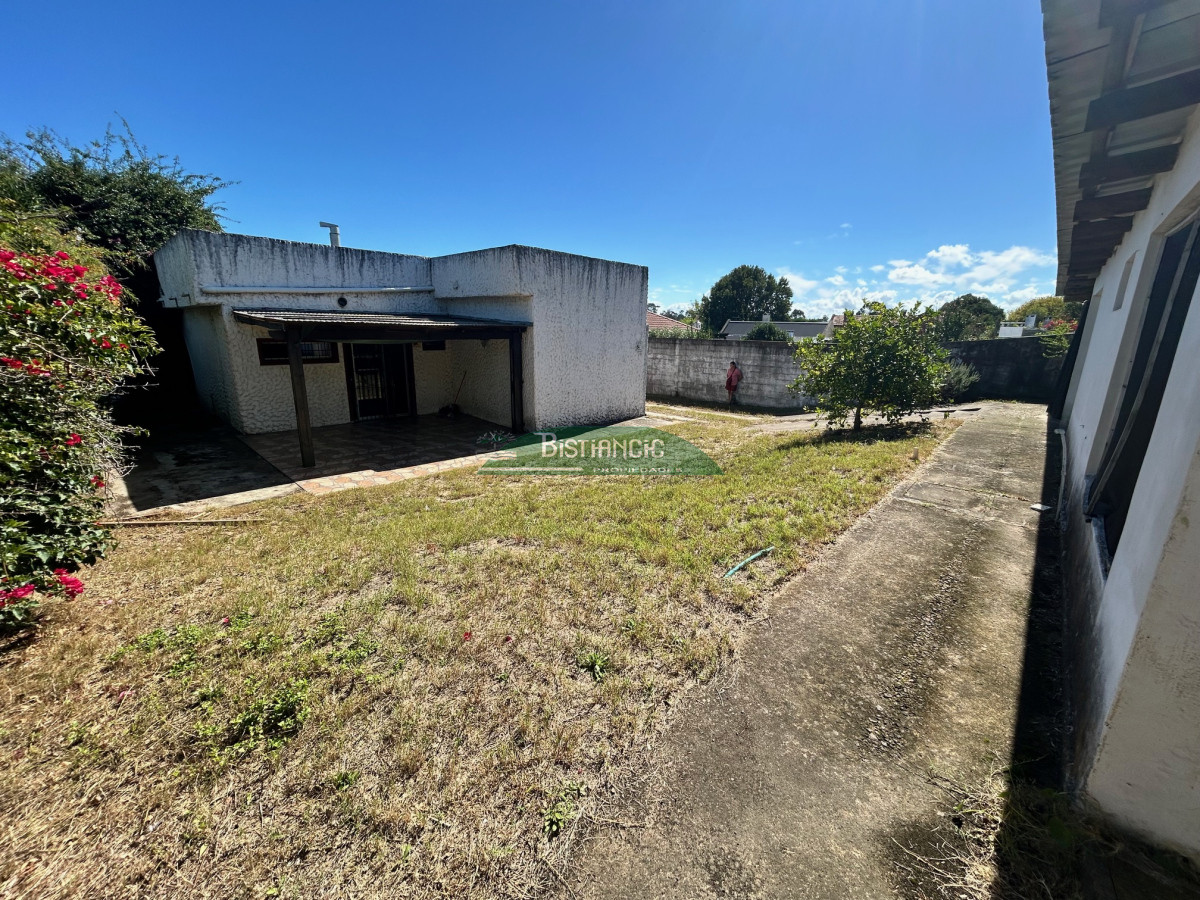 Casa ID.2951 - Chalé en Pinares, construcción tradicional de 2 dorm 2 baños, living com, cocina comedor, 2 cocheras, depto baño. Venta US$ 180.000.