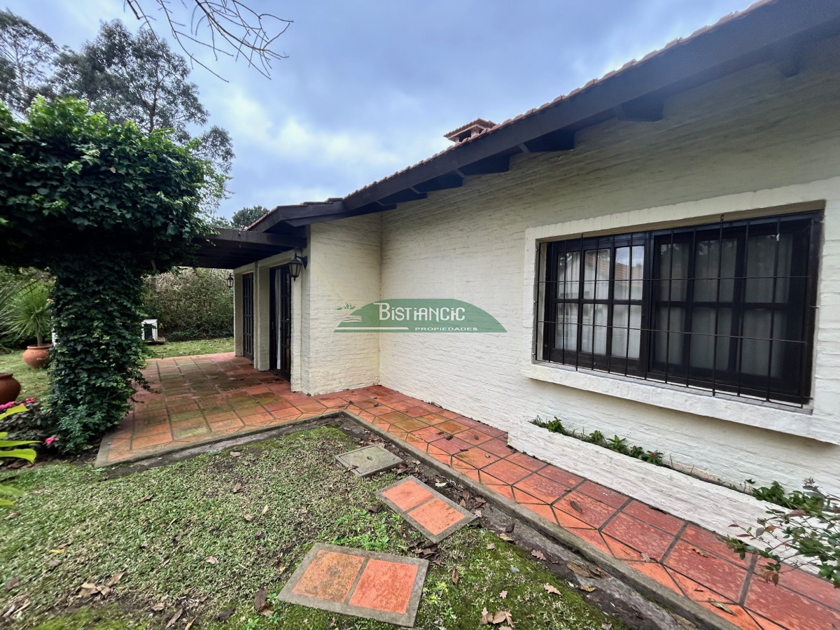 Casa ID.116 - Chalé en Paradas Mansa, 3 dorm 3 baños más depto con baño, garaje, piscina climatizada, barbacoa, etc. Venta US$ 398.000.