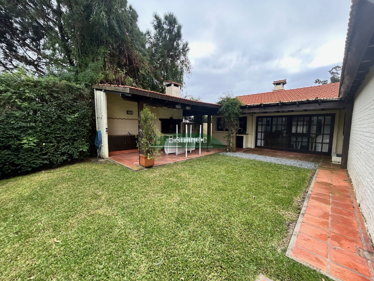 Casa ID.116 - Chalé en Paradas Mansa, 3 dorm 3 baños más depto con baño, garaje, piscina climatizada, barbacoa, etc. Venta US$ 398.000.