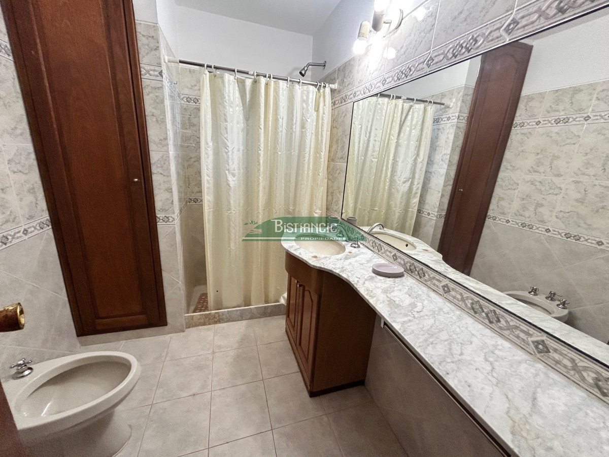 Casa ID.116 - Chalé en Paradas Mansa, 3 dorm 3 baños más depto con baño, garaje, piscina climatizada, barbacoa, etc. Venta US$ 398.000.