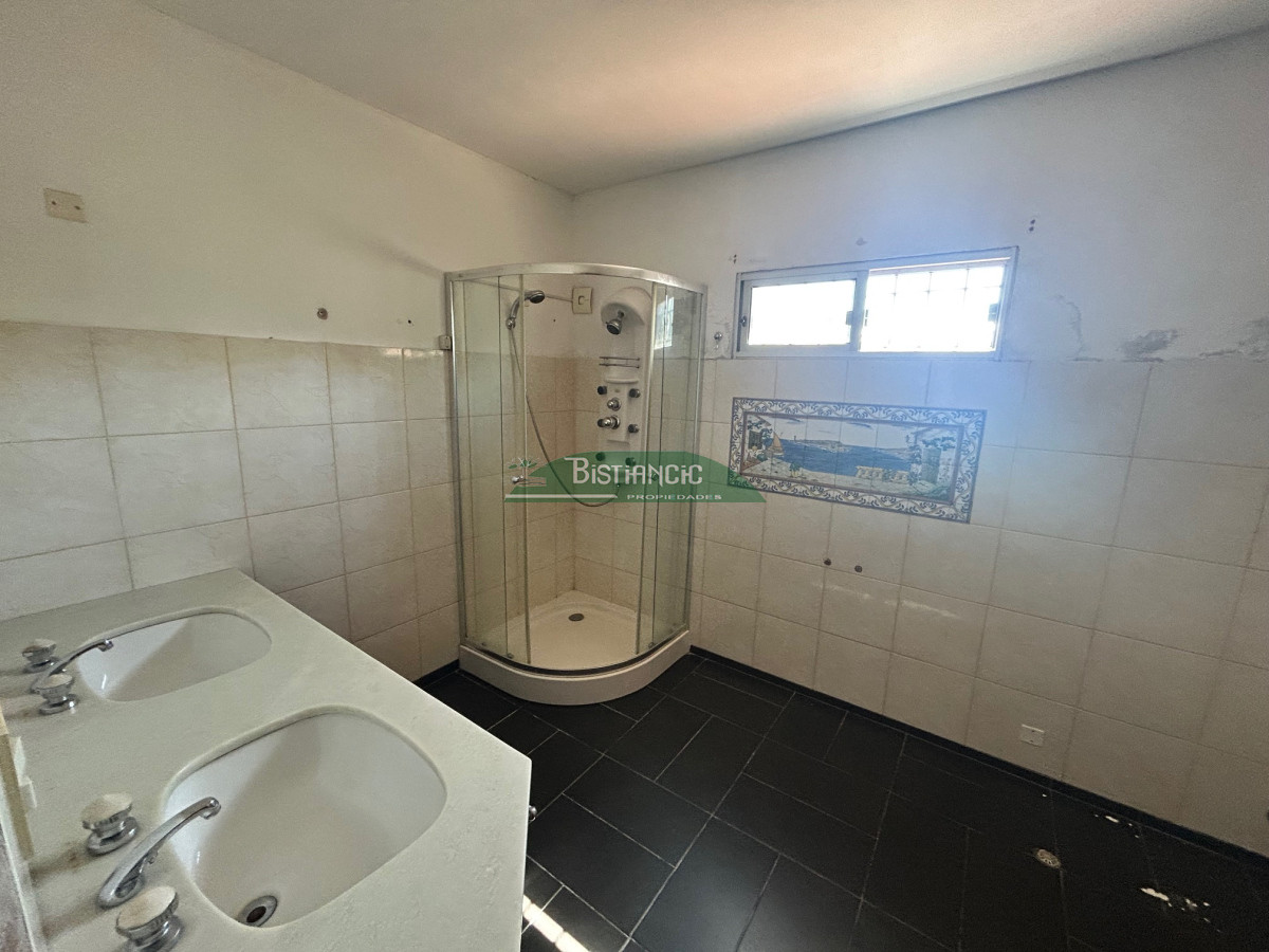 Casa ID.2951 - Chalé en Pinares, construcción tradicional de 2 dorm 2 baños, living com, cocina comedor, 2 cocheras, depto baño. Venta US$ 180.000.