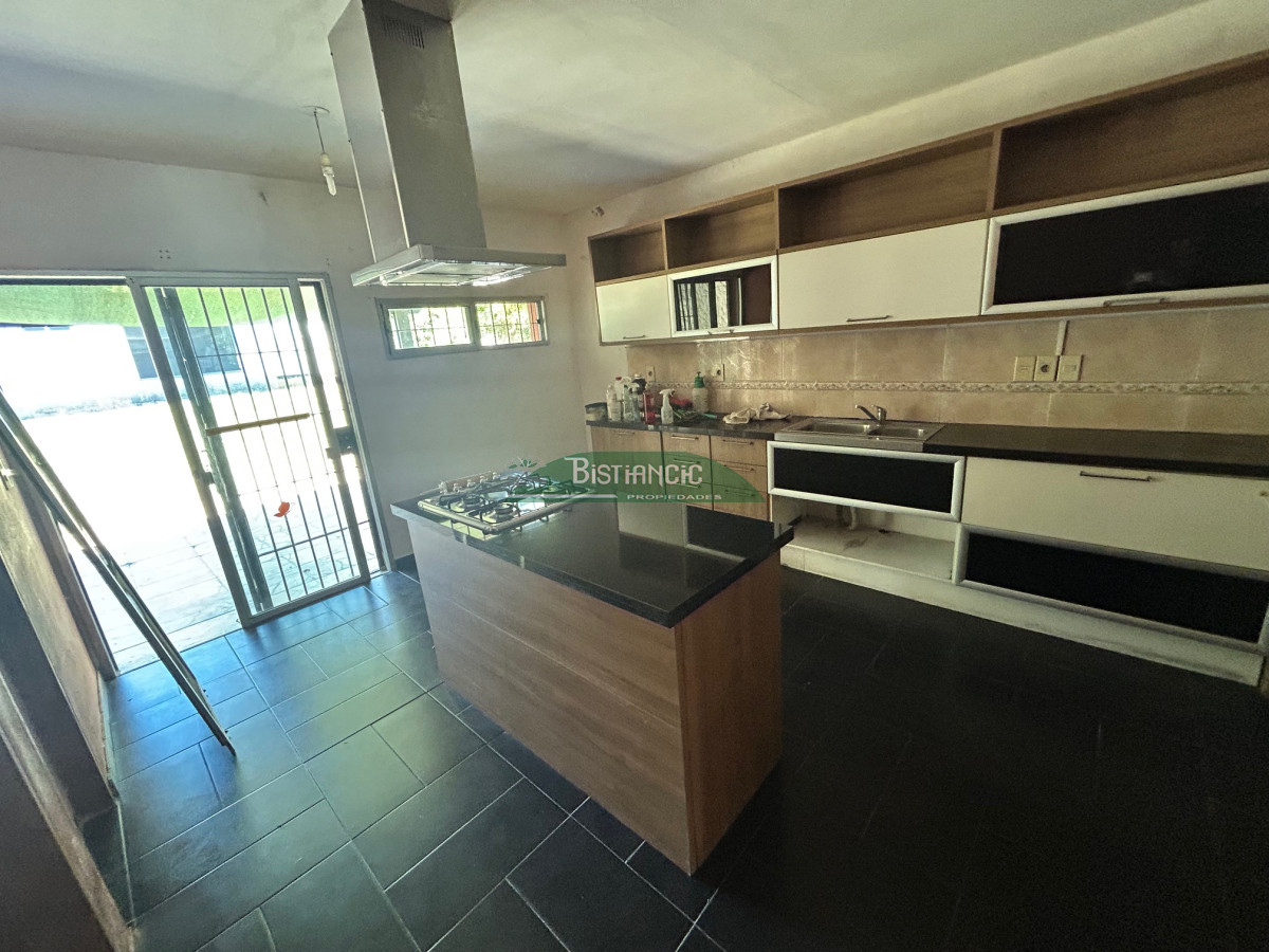 Casa ID.2951 - Chalé en Pinares, construcción tradicional de 2 dorm 2 baños, living com, cocina comedor, 2 cocheras, depto baño. Venta US$ 180.000.