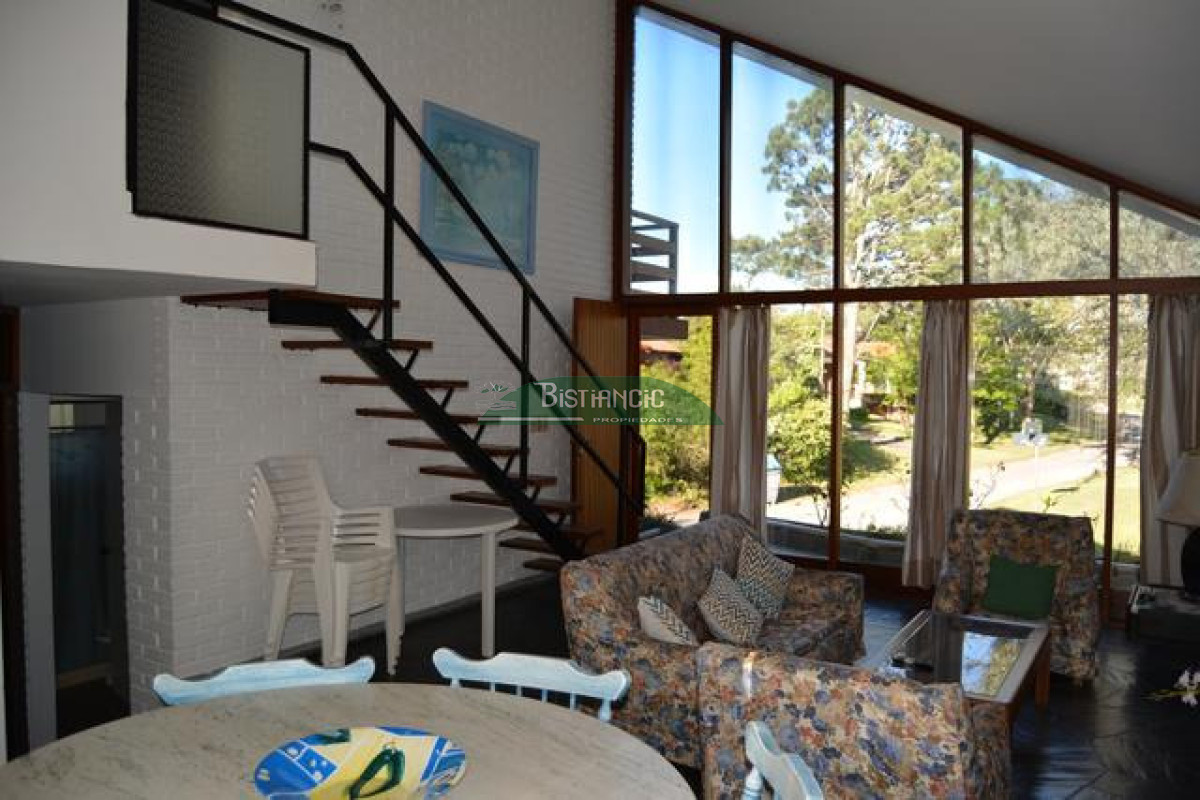 Casa ID.3020 - Pinares Pda 32. a 2 cuadras del mar, Cómoda casa de 3 dormitorios y 2 baños, parrilla y cochera. US$230.000
