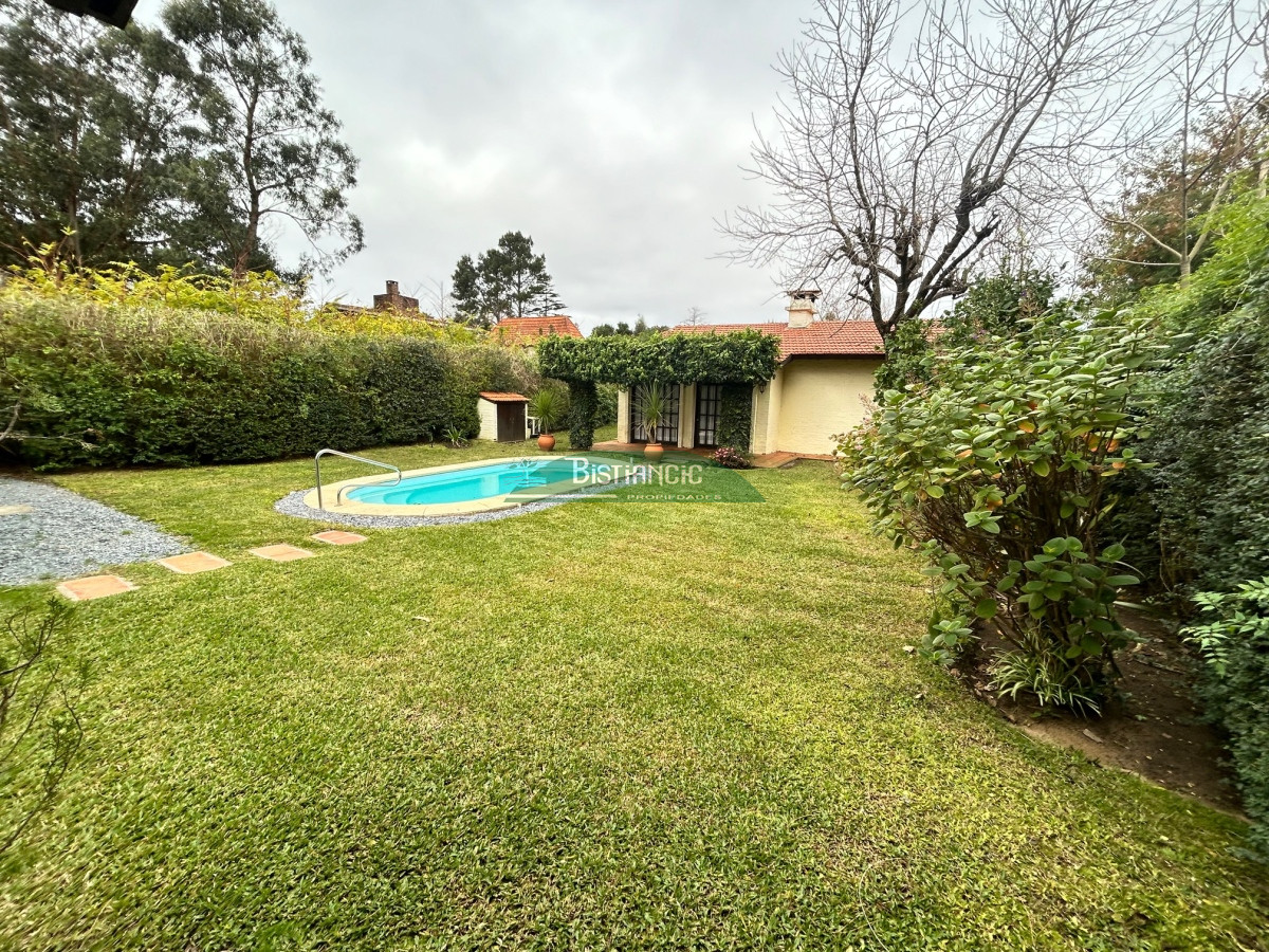 Casa ID.116 - Chalé en Paradas Mansa, 3 dorm 3 baños más depto con baño, garaje, piscina climatizada, barbacoa, etc. Venta US$ 398.000.