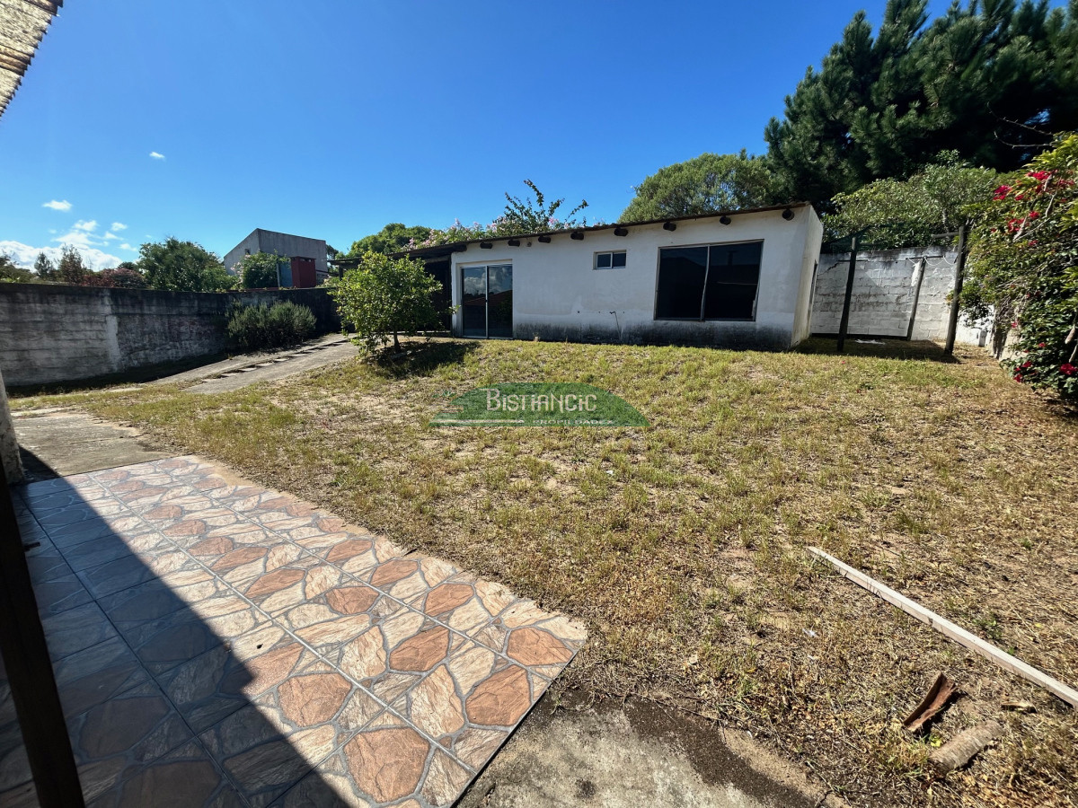 Casa ID.2951 - Chalé en Pinares, construcción tradicional de 2 dorm 2 baños, living com, cocina comedor, 2 cocheras, depto baño. Venta US$ 180.000.