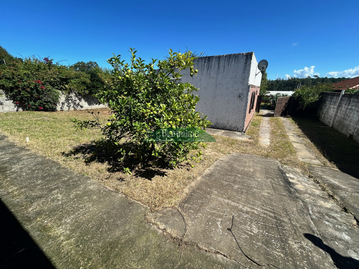 Casa ID.2951 - Chalé en Pinares, construcción tradicional de 2 dorm 2 baños, living com, cocina comedor, 2 cocheras, depto baño. Venta US$ 180.000.