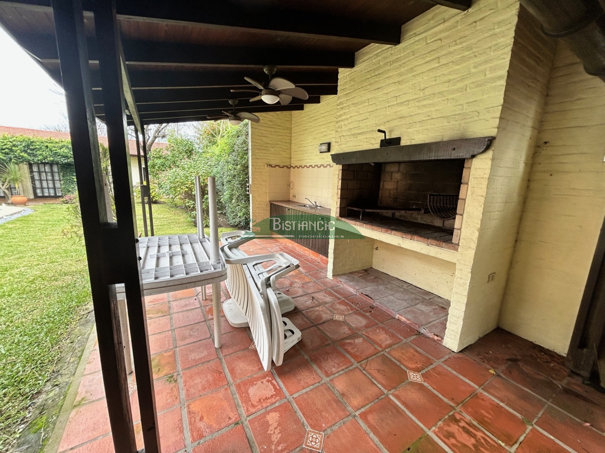 Casa ID.116 - Chalé en Paradas Mansa, 3 dorm 3 baños más depto con baño, garaje, piscina climatizada, barbacoa, etc. Venta US$ 398.000.