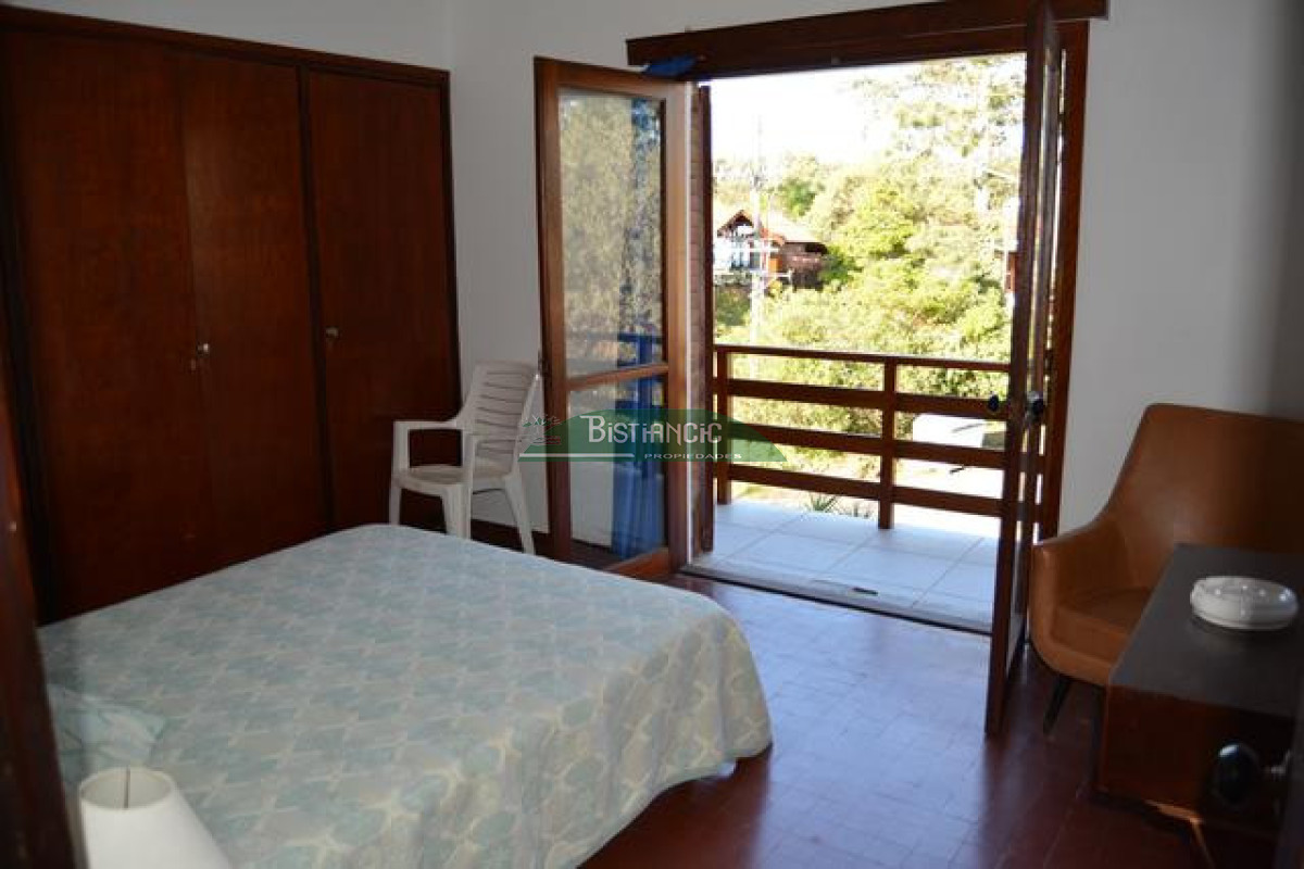 Casa ID.3020 - Pinares Pda 32. a 2 cuadras del mar, Cómoda casa de 3 dormitorios y 2 baños, parrilla y cochera. US$230.000