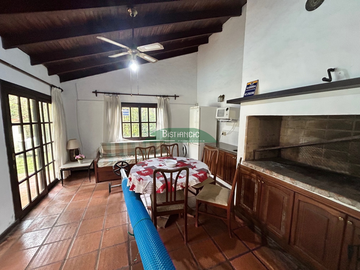 Casa ID.116 - Chalé en Paradas Mansa, 3 dorm 3 baños más depto con baño, garaje, piscina climatizada, barbacoa, etc. Venta US$ 398.000.