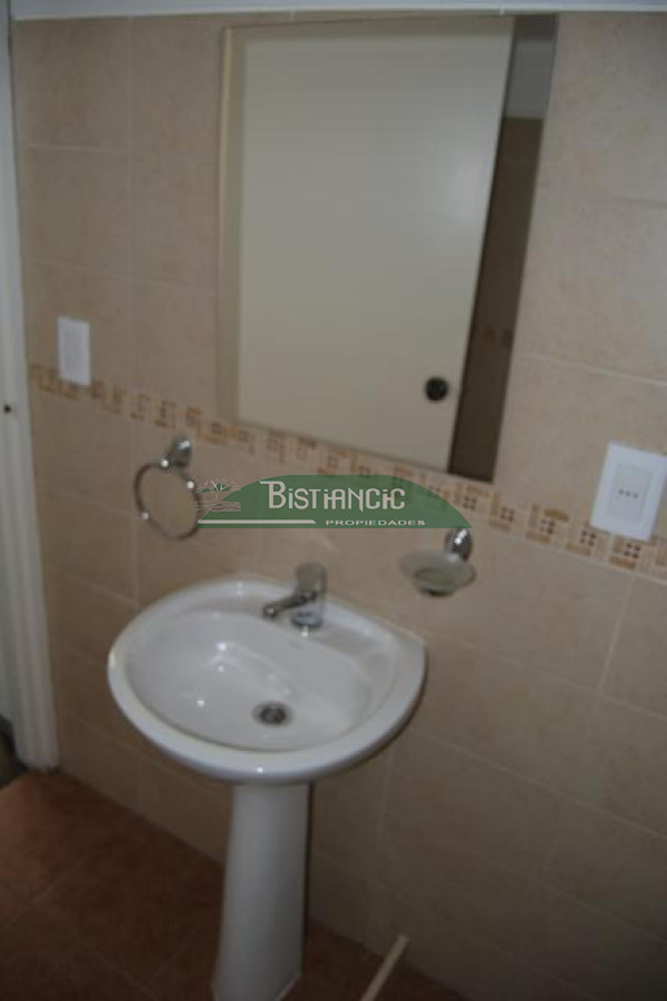 Casa ID.3020 - Pinares Pda 32. a 2 cuadras del mar, Cómoda casa de 3 dormitorios y 2 baños, parrilla y cochera. US$230.000