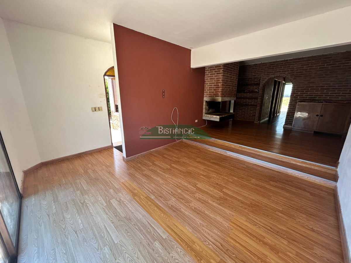 Casa ID.2951 - Chalé en Pinares, construcción tradicional de 2 dorm 2 baños, living com, cocina comedor, 2 cocheras, depto baño. Venta US$ 180.000.