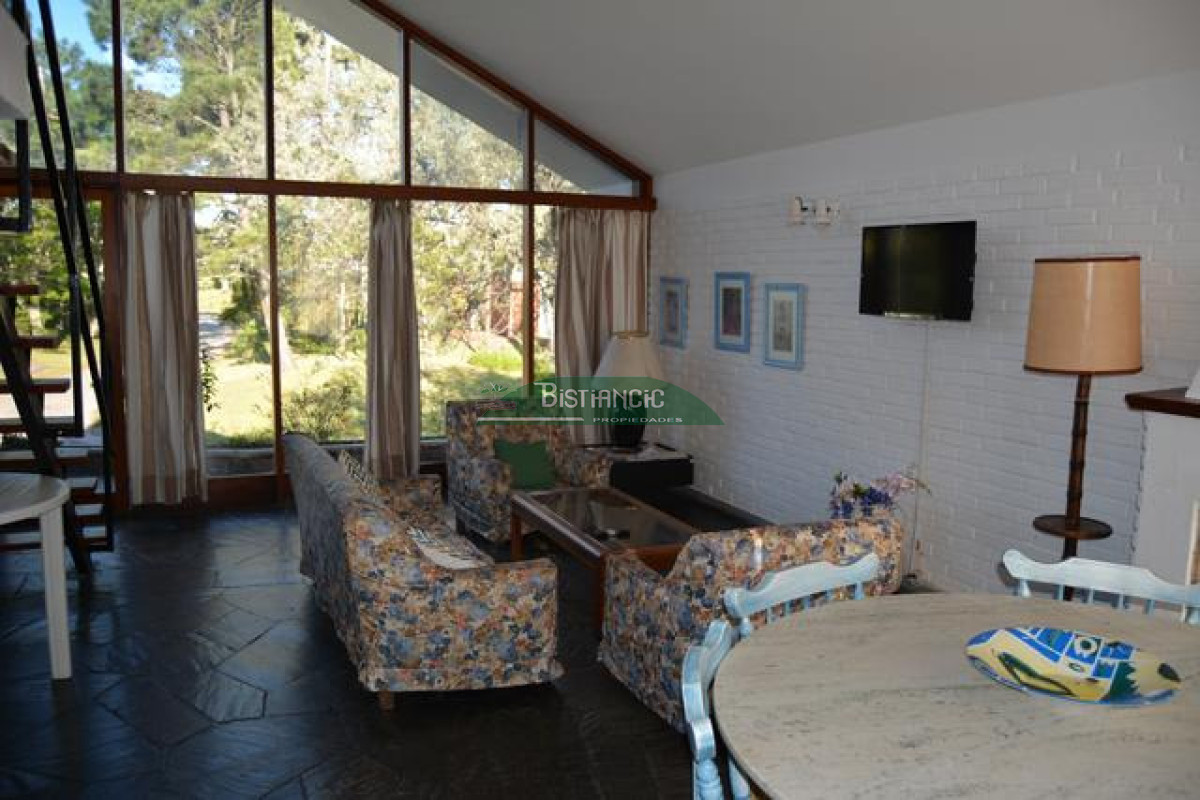 Casa ID.3020 - Pinares Pda 32. a 2 cuadras del mar, Cómoda casa de 3 dormitorios y 2 baños, parrilla y cochera. US$230.000
