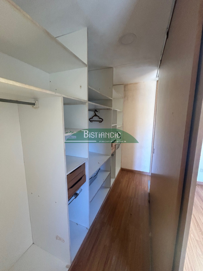 Casa ID.2951 - Chalé en Pinares, construcción tradicional de 2 dorm 2 baños, living com, cocina comedor, 2 cocheras, depto baño. Venta US$ 180.000.