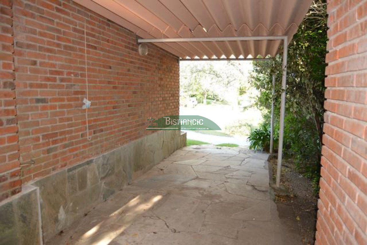 Casa ID.3020 - Pinares Pda 32. a 2 cuadras del mar, Cómoda casa de 3 dormitorios y 2 baños, parrilla y cochera. US$230.000