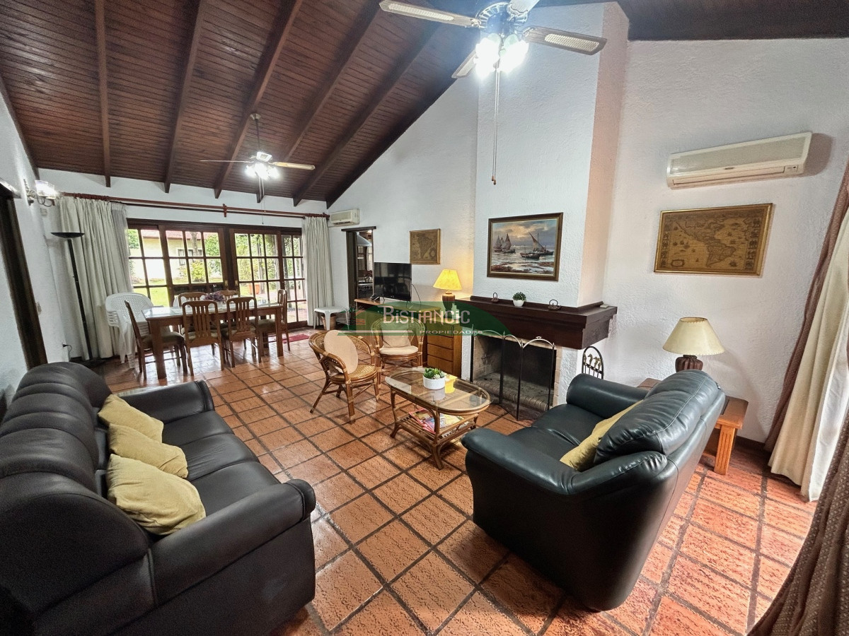 Casa ID.116 - Chalé en Paradas Mansa, 3 dorm 3 baños más depto con baño, garaje, piscina climatizada, barbacoa, etc. Venta US$ 398.000.