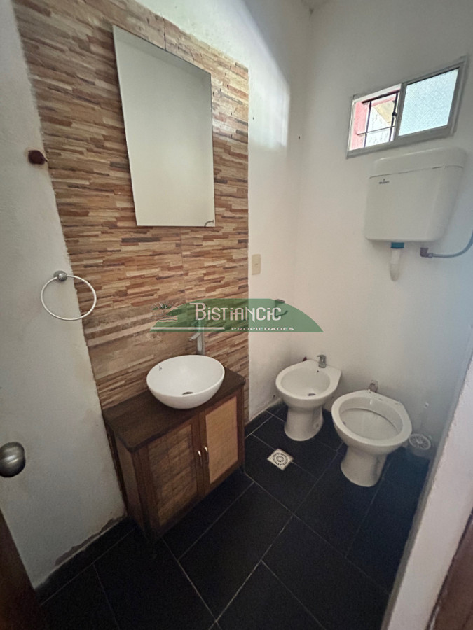 Casa ID.2951 - Chalé en Pinares, construcción tradicional de 2 dorm 2 baños, living com, cocina comedor, 2 cocheras, depto baño. Venta US$ 180.000.