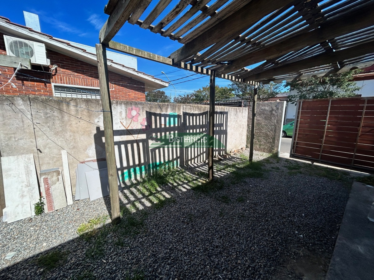 Casa ID.2876 - Casa Centro, nueva, de 2 dormitorios, patio con cochera, PH, posibilidad de 2do piso. Venta US$ 125.000.