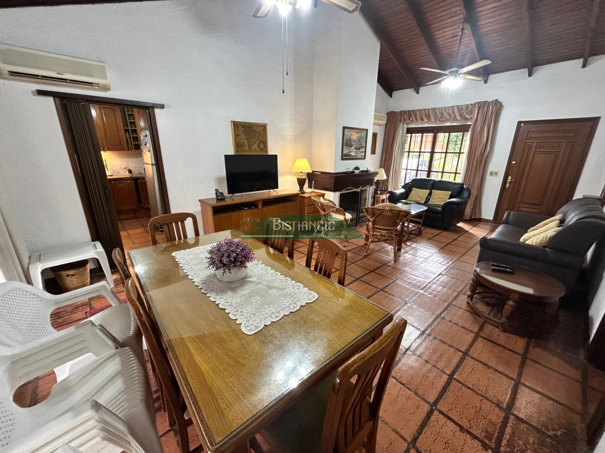 Casa ID.116 - Chalé en Paradas Mansa, 3 dorm 3 baños más depto con baño, garaje, piscina climatizada, barbacoa, etc. Venta US$ 398.000.