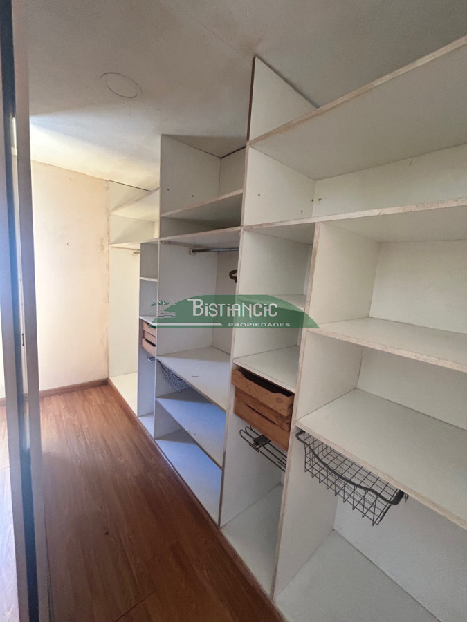 Casa ID.2951 - Chalé en Pinares, construcción tradicional de 2 dorm 2 baños, living com, cocina comedor, 2 cocheras, depto baño. Venta US$ 180.000.