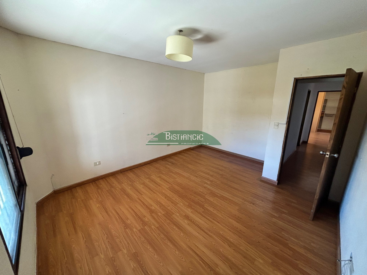 Casa ID.2951 - Chalé en Pinares, construcción tradicional de 2 dorm 2 baños, living com, cocina comedor, 2 cocheras, depto baño. Venta US$ 180.000.