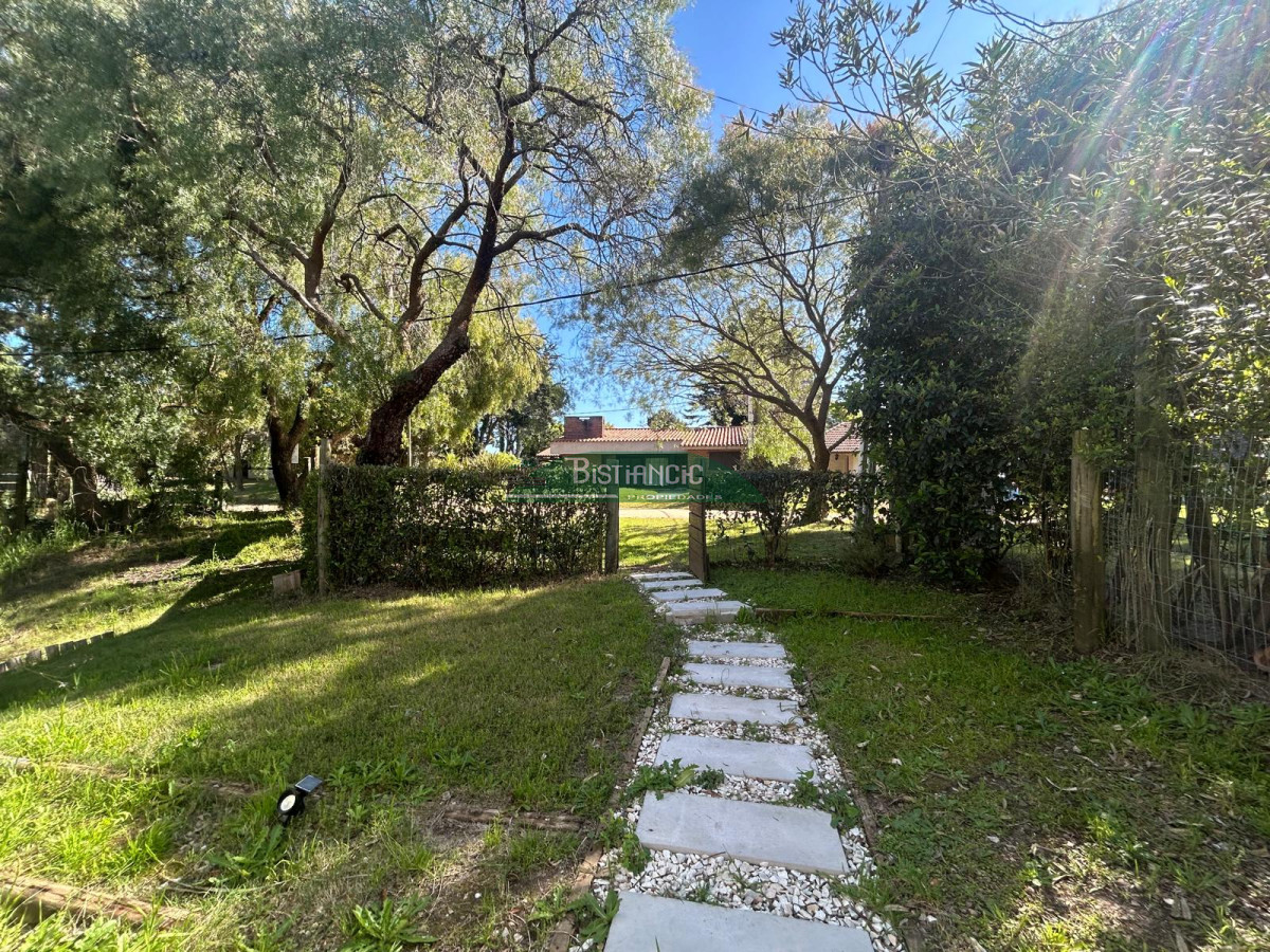 Casa ID.2991 - Rincón del Indio, moderno chalé de 3 dorm 3 baños, terraza con parrilla, super integrado al bosque. Diseño y practicidad en un lugar para disfrutar. 