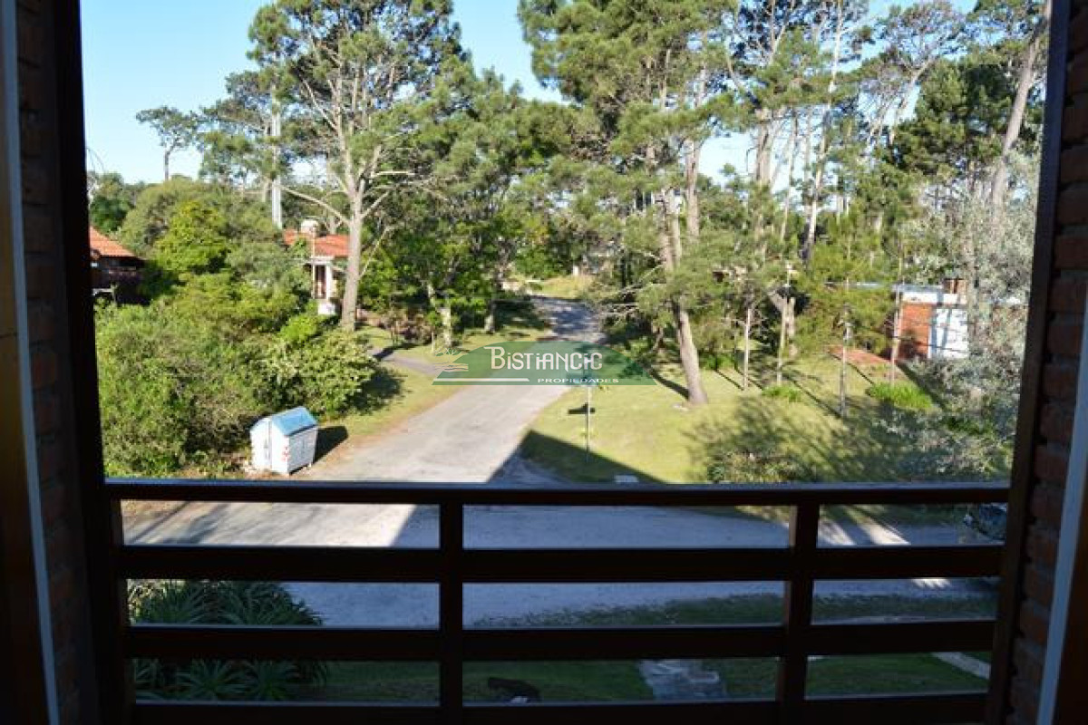 Casa ID.3020 - Pinares Pda 32. a 2 cuadras del mar, Cómoda casa de 3 dormitorios y 2 baños, parrilla y cochera. US$230.000