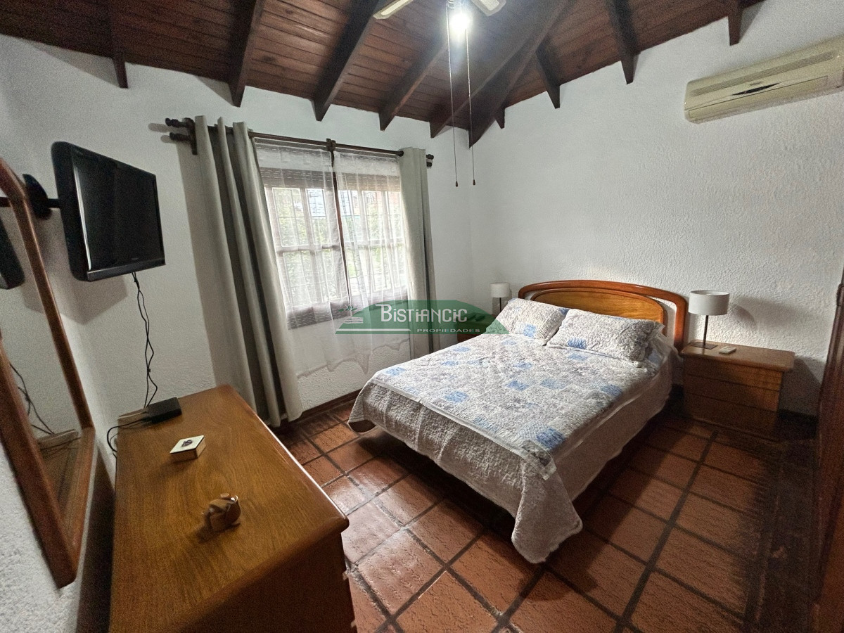 Casa ID.116 - Chalé en Paradas Mansa, 3 dorm 3 baños más depto con baño, garaje, piscina climatizada, barbacoa, etc. Venta US$ 398.000.
