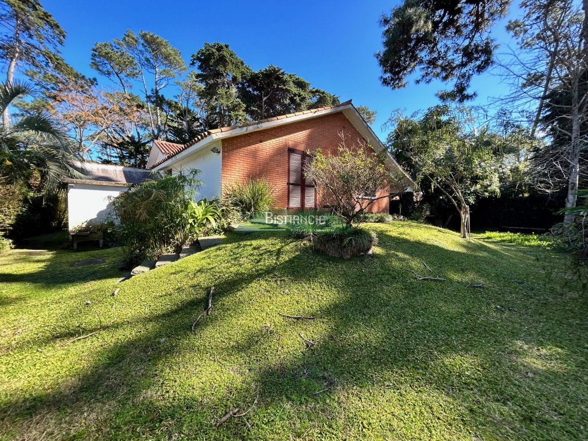 Casa ID.2863 - San Rafael , chalé sólida construcción de Clerc y Guerra, de 3 dorm 2 baños, serv,c baño, garaje, 830 m2 terreno, calef. 