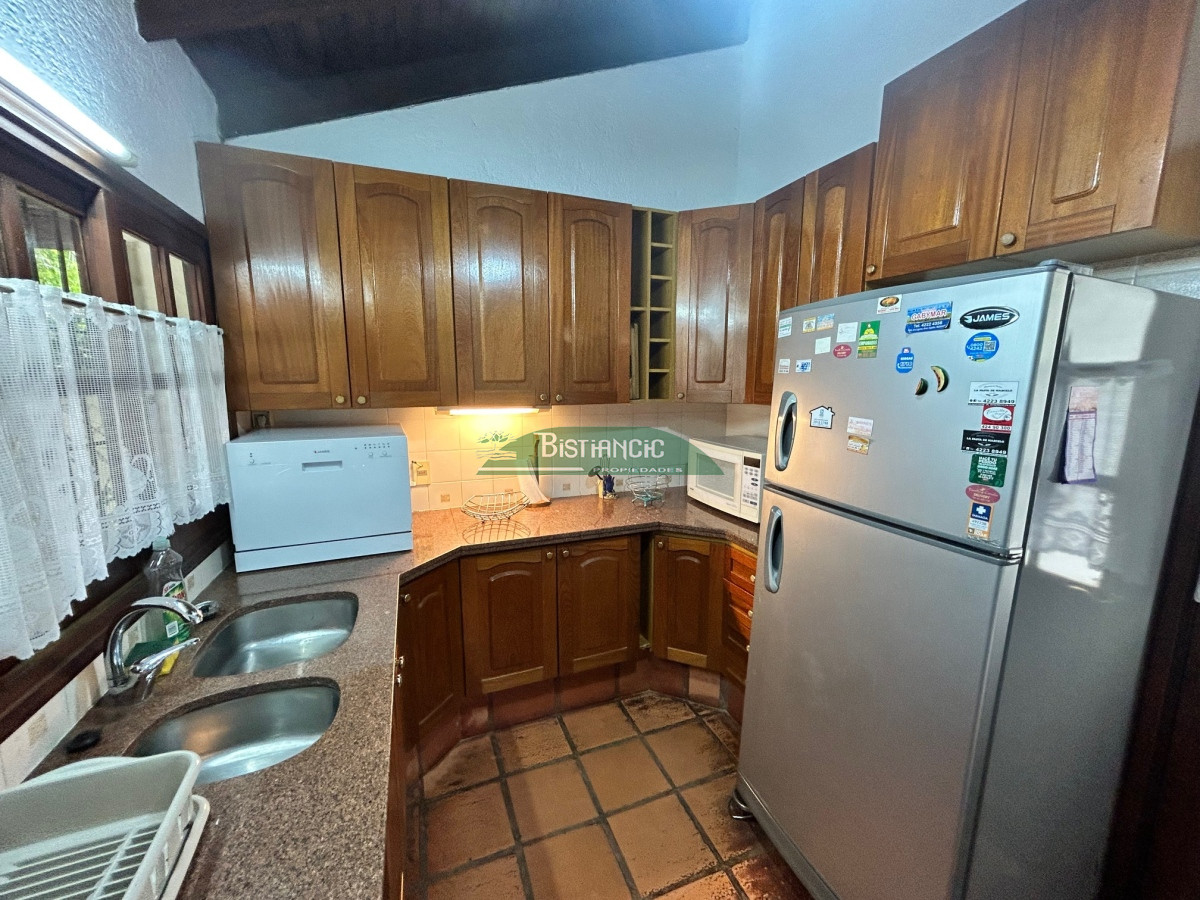 Casa ID.116 - Chalé en Paradas Mansa, 3 dorm 3 baños más depto con baño, garaje, piscina climatizada, barbacoa, etc. Venta US$ 398.000.