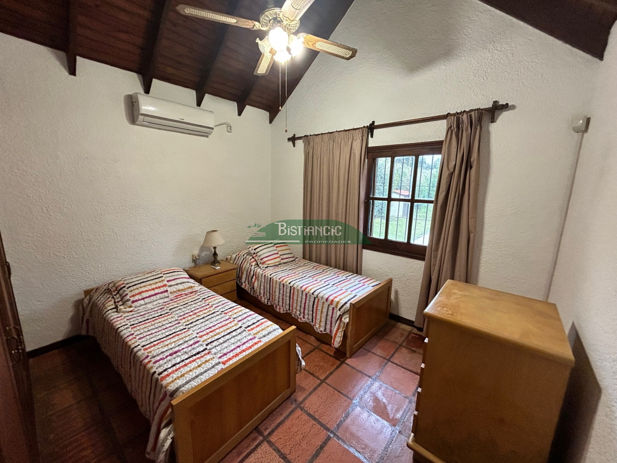 Casa ID.116 - Chalé en Paradas Mansa, 3 dorm 3 baños más depto con baño, garaje, piscina climatizada, barbacoa, etc. Venta US$ 398.000.