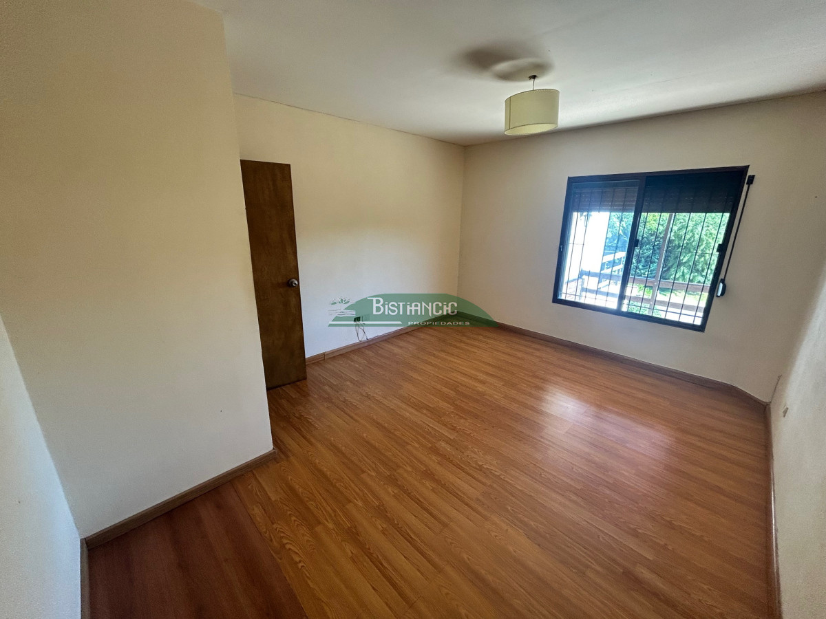 Casa ID.2951 - Chalé en Pinares, construcción tradicional de 2 dorm 2 baños, living com, cocina comedor, 2 cocheras, depto baño. Venta US$ 180.000.
