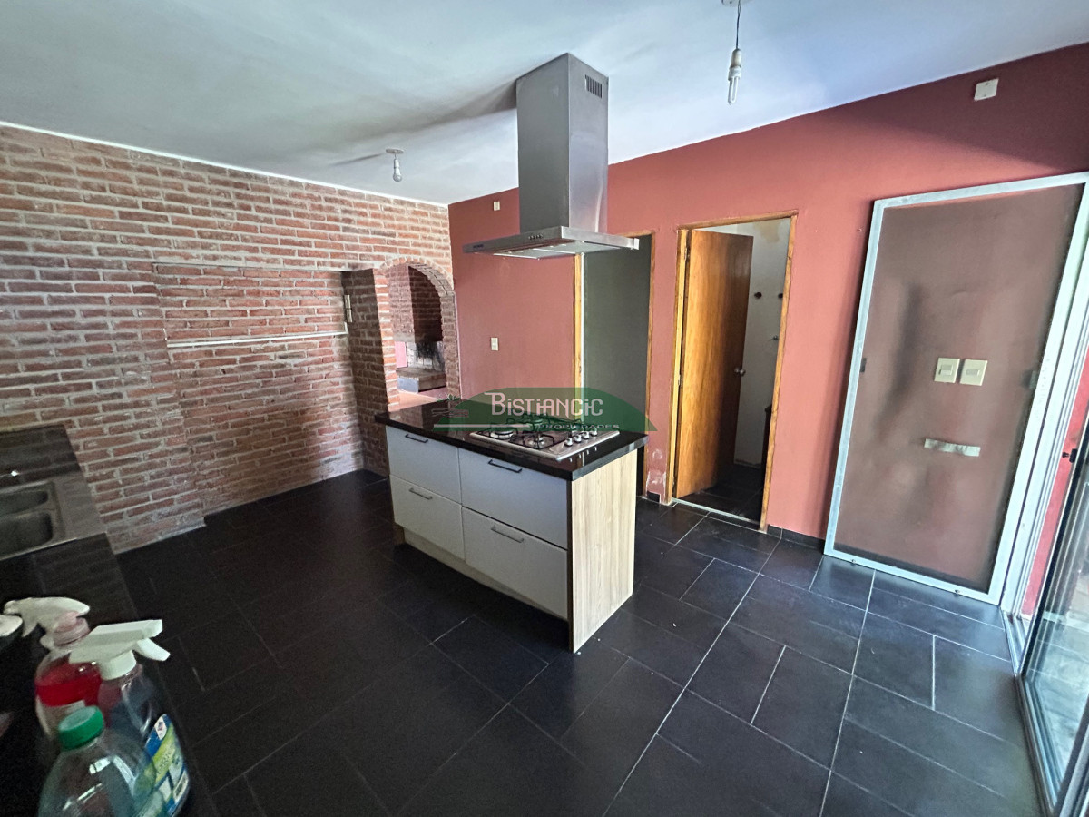 Casa ID.2951 - Chalé en Pinares, construcción tradicional de 2 dorm 2 baños, living com, cocina comedor, 2 cocheras, depto baño. Venta US$ 180.000.