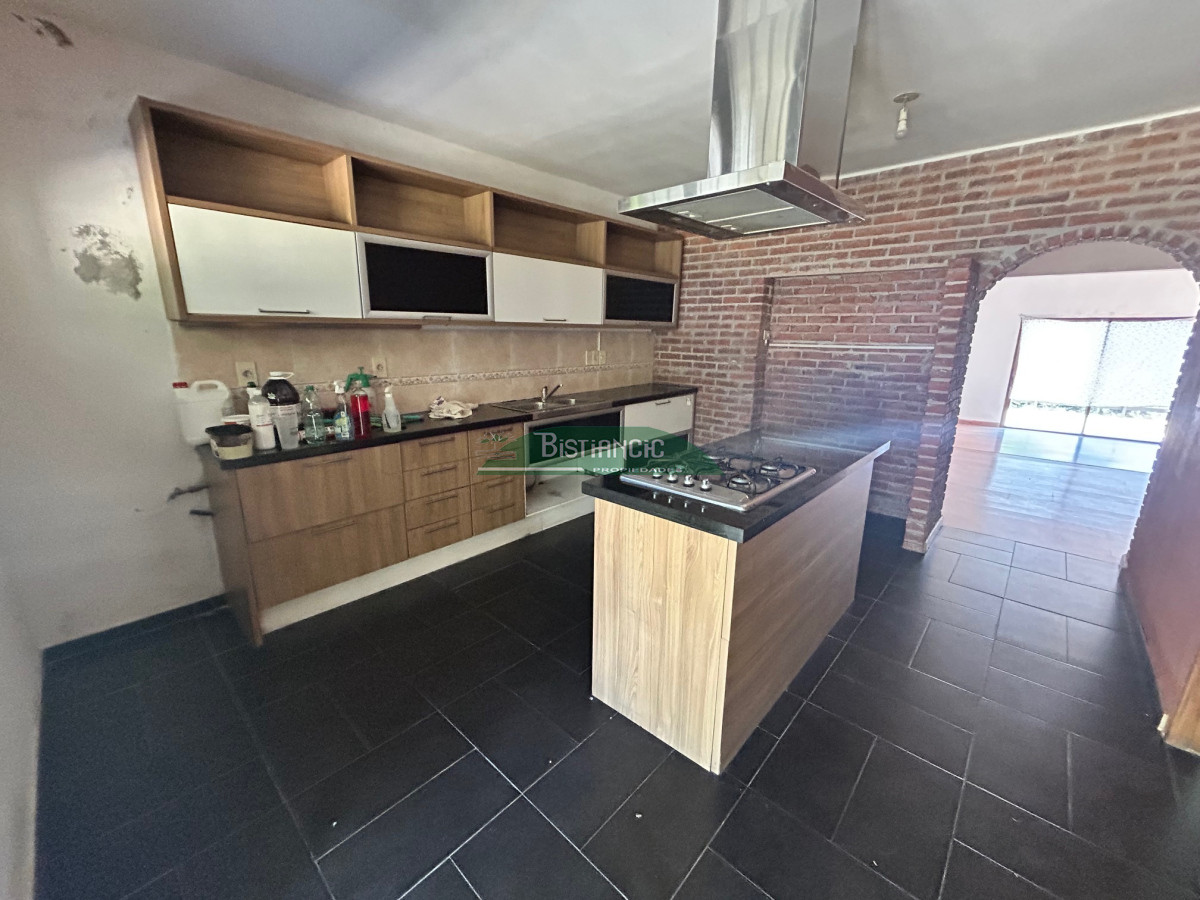 Casa ID.2951 - Chalé en Pinares, construcción tradicional de 2 dorm 2 baños, living com, cocina comedor, 2 cocheras, depto baño. Venta US$ 180.000.