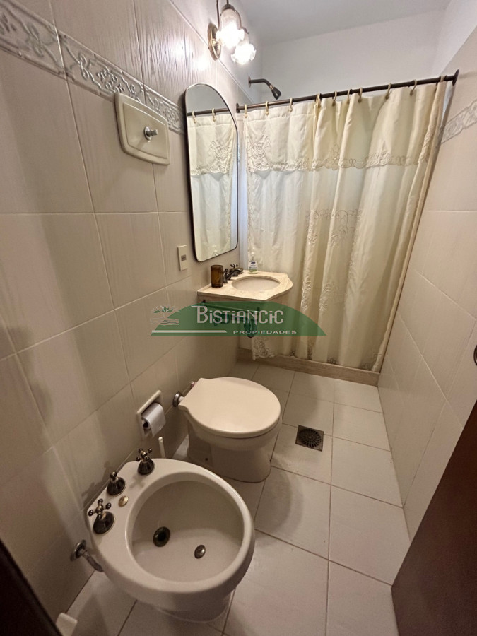 Casa ID.116 - Chalé en Paradas Mansa, 3 dorm 3 baños más depto con baño, garaje, piscina climatizada, barbacoa, etc. Venta US$ 398.000.