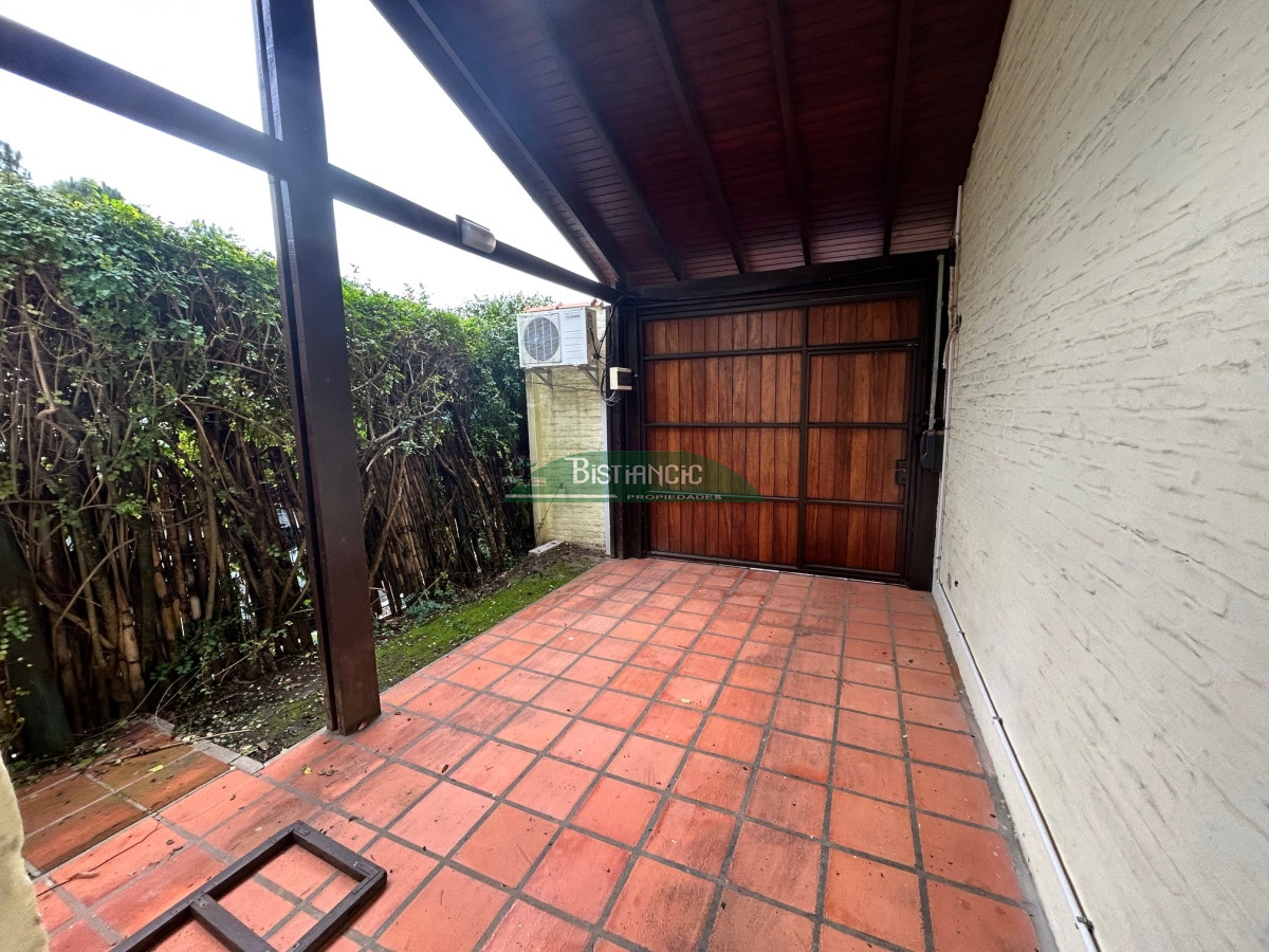 Casa ID.116 - Chalé en Paradas Mansa, 3 dorm 3 baños más depto con baño, garaje, piscina climatizada, barbacoa, etc. Venta US$ 398.000.