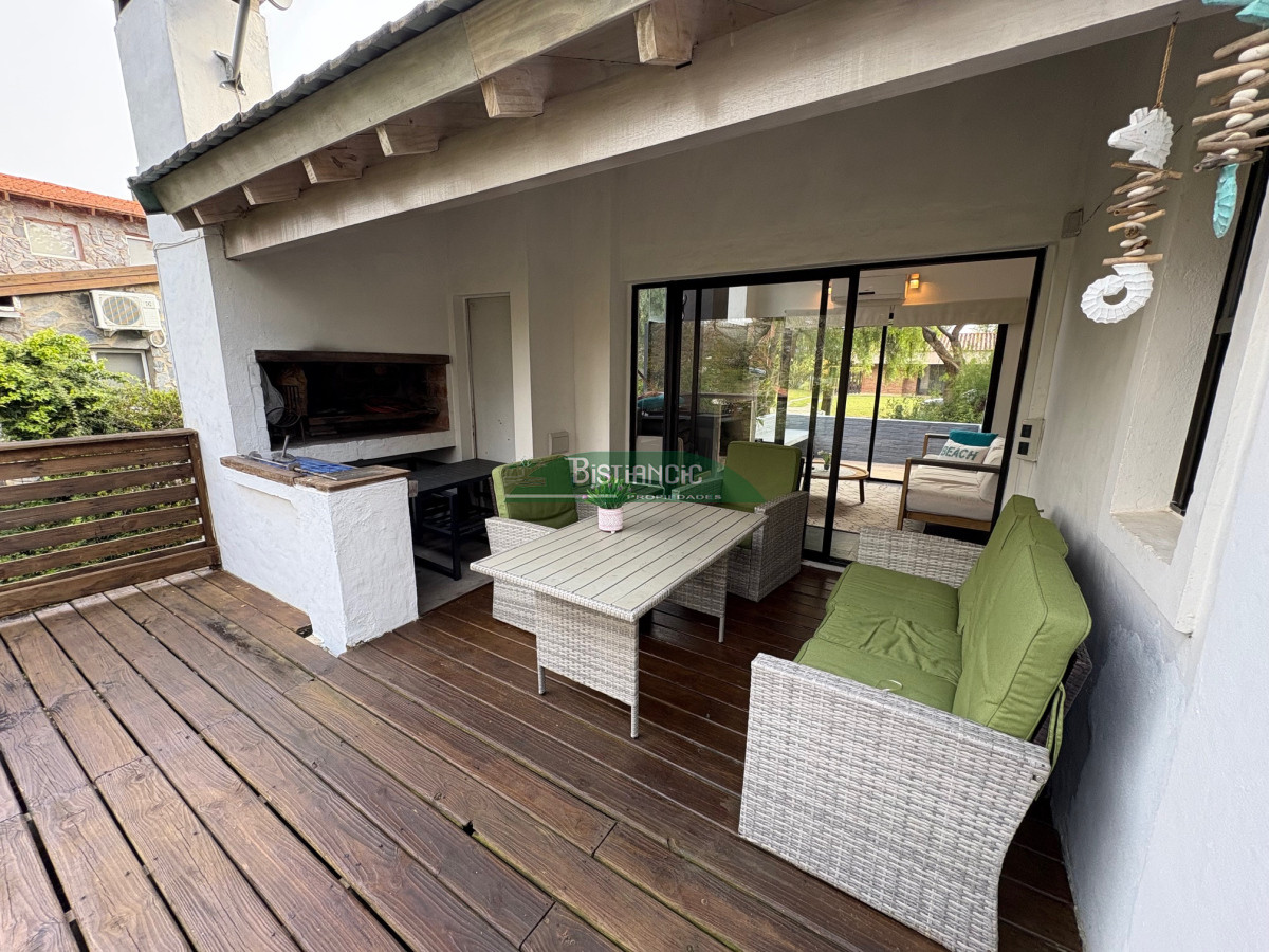 Casa ID.2991 - Rincón del Indio, moderno chalé de 3 dorm 3 baños, terraza con parrilla, super integrado al bosque. Diseño y practicidad en un lugar para disfrutar. 