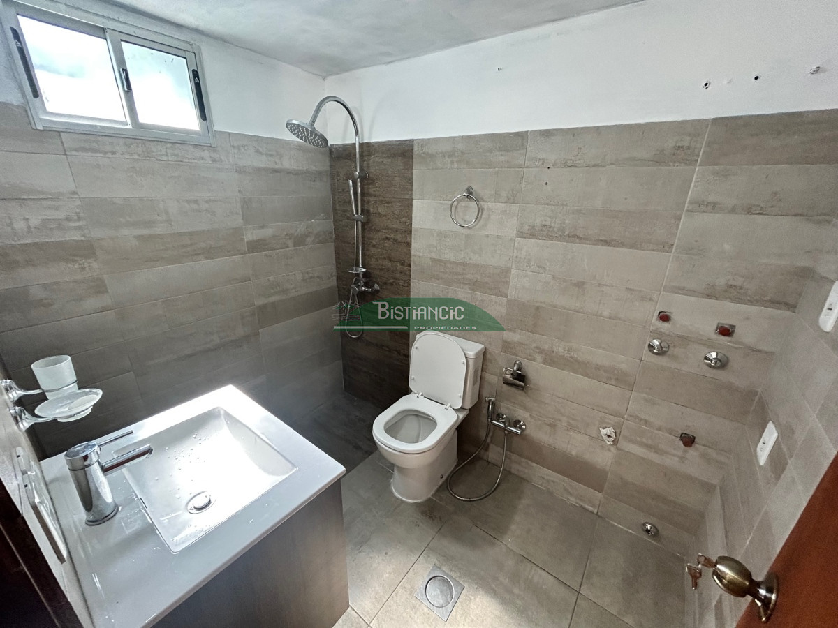 Casa ID.2876 - Casa Centro, nueva, de 2 dormitorios, patio con cochera, PH, posibilidad de 2do piso. Venta US$ 125.000.